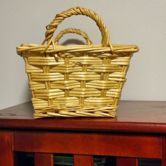 Vintage wicker basket with handles - Picture 2 of 8